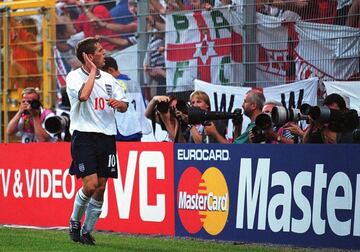 Fichado tras la Eurocopa de Portugal-2004 y en una operación relámpago (costó 12 millones de euros), Michael Owen era el cuarto Balón de Oro que se incorporaba al Real Madrid. Tardó en adaptarse al Madrid (estuvo viviendo seis meses con su familia en un hotel), pero cuando cogió la forma en el terreno de juego se convirtió en indispensable: a partir de octubre/noviembre marcó cinco goles en siete partidos consecutivos, pero al término de esa temporada se marchó al Newcastle: sus continuas lesiones, su falta de continuidad y el deseo de su familia de volver a Inglaterra hicieron que aceptase la oferta de las 'urracas'. Como Beckham, acudió a las citas de 2000 y de 2004: jugó siete partidos y marcó dos goles...