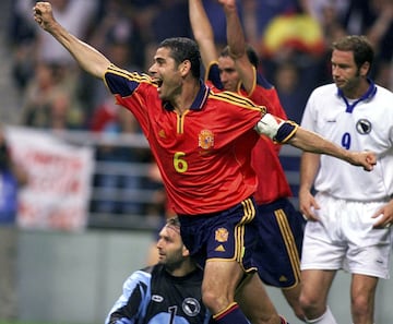 En la Selección española fue un indiscutible, pero de todos los torneos internacionales que disputó, lo más lejos que llegó fue hasta los Cuartos de Final. A pesar de eso, su momento más memorable ocurrió en 1993, cuando en un partido contra Dinamarca, marcó el gol que le dio a España la clasificación para el Mundial de Estados Unidos 1994.
