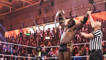 Momento en que Oba Femi festeja con un Dragon Lee abatido en el ring.