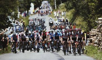 El pelotón durante la decimocuarta del Tour de Francia 2021.