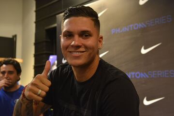 El volante colombiano de River Plate, Juan Fernando Quintero, habló en rueda de prensa y firmó autógrafos a los aficionados durante un evento en Medellín.