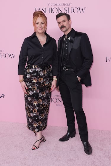 Hillary Supery Adam Selman posan en la alfombra del Victoria's Secret Fashion Show 2025.