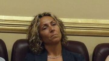 La capitana de la selección española de Copa Davis, Gala León (c), sigue desde la tribuna de invitados del Congreso la sesión de control al Gobierno.