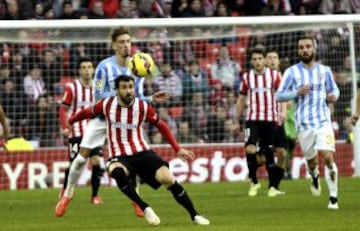 Balenziaga rodeado de jugadores del Málaga.