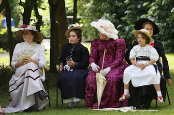 Actores con trajes de época durante el  partido de conmemoración de la unión de rugby entre los equipos Stade Francais y Racing Club de France en el estadio Christophe Dominici en París, mientras recrean la primera final de 1892. - El primer título de Los campeones de la unión francesa de rugby se otorgó en 1892 y fue arbitrado por Baron de Coubertin, el equipo ganador recibe el Bouclier de Brennus, el famoso trofeo otorgado desde ese año.