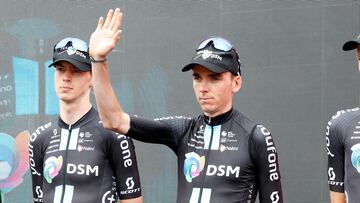 El ciclista franc¨¦s Romain Bardet saluda antes de la salida de la und¨¦cima etapa del Giro de Italia 2022.
