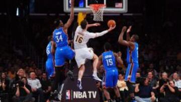 Pau Gasol se hace hueco entre Hasheem Thabeet (#34), Reggie Jackson  y Serge Ibaka.