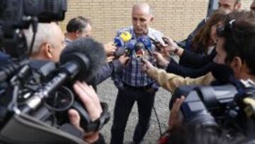 Martín González atiende a los medios de comunicación en la Ciudad Deportiva.