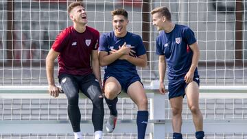 Unai Simón, con los cachorros Larrazabal y Muñoz