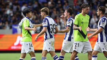 Suita (Japan), 25/07/2024.- Takefusa Kubo (L) of Real Sociedad celebrates with teammates after defeating Gamba Osaka in a friendly match between Gamba Osaka of Japan and Real Sociedad of Spain at Panasonic Stadium Suita in Suita, Osaka Prefecture, western Japan, 25 July 2024. (Futbol, Amistoso, Jap¨®n, Espa?a) EFE/EPA/JIJI PRESS JAPAN OUT EDITORIAL USE ONLY/