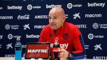 Paco L&oacute;pez en la sala de prensa del Levante.