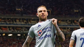 AME4875. GUADALAJARA (MÉXICO), 30/08/2025.- Carlos Rotondi de Cruz Azul celebra un gol este sábado, durante un partido de la jornada 7 del Torneo Apertura 2025 de la Liga MX entre Guadalajara y Cruz Azul en el Estadio Akron, en Guadalajara (México). EFE/ Francisco Guasco