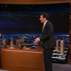 Maluma demuestra su talento con el balón y termina con Jimmy Fallon en el suelo