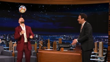 Maluma demuestra su talento con el balón y termina con Jimmy Fallon en el suelo