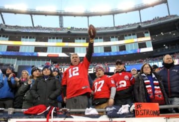 Pero en Foxboro no solo hay fumetas y gente de costumbres relajadas, tambi¨¦n hay familias cl¨¢sicas y tradicionales como Dios manda. Como la de la foto, cuyo patriarca demuestra adem¨¢s ser un receptor a la altura del mismo Odell Beckham Jr.
