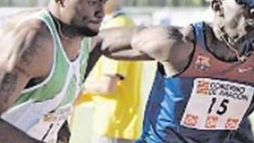 <b>RÁPIDO. </b>Jackson Quiñónez (der.) acarició la plusmarca.