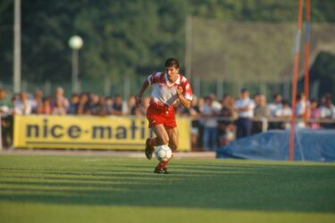 El astro francés estaba en el AS Cannes. Zidane había sido detectado por un ojeador del Cannes, Jean Varraud, mientras jugaba en un club más pequeño llamado la US Saint-Henri en su ciudad natal, Marsella, y luego en el Septèmes-les-Vallons.