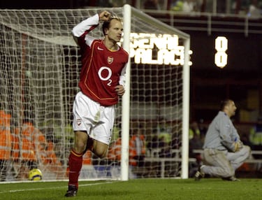 Uno de los estandartes de esa exitosa generación ‘oranje’ de los 90 a la que solo le faltó un título. Hijo del concepto de fútbol moderno, fue un delantero avanzado en su época, creativo y de depurada técnica. Roberto Baggio le privó del premio en 1993.