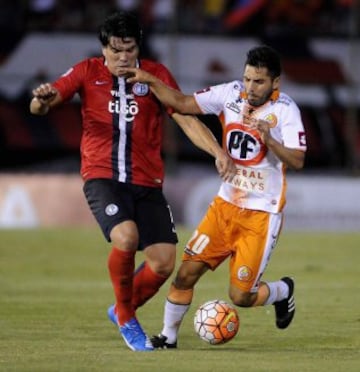 ASU01. ASUNCIÓN (PARAGUAY), 25/02/2016.- El jugador de Cerro Porteño de Paraguay Fidencio Oviedo (i) disputa el balón con Nelson Sepúlveda de Cobresal de Chile hoy, jueves 25 de febrero de 2016, durante un partido del grupo 8 de la Copa Libertadores disputado en el Estadio Defensores Del Chaco en Aunción (Paraguay). EFE/Andrés Cristaldo Benítez