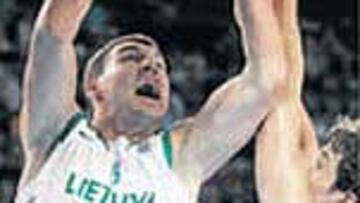 Jasikevicius entra a canasta.