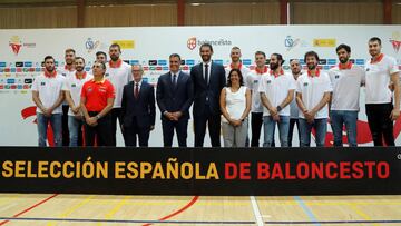 GRAF9692. MADRID, 23/08/2019.- El presidente del Gobierno en funciones, Pedro S&aacute;nchez (8i), acompa&ntilde;ado por el ministro de Cultura, Jos&eacute; Guirao (7i), la secretaria de Estado de Deporte, Mar&iacute;a Jos&eacute; Rienda(7d), y el preside