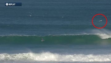 Tibur&oacute;n moka o marrajo salta durante el J-Bay Open 2017 a escasos 90 metros de los surfistas Jordy Smith y Julian Wilson.