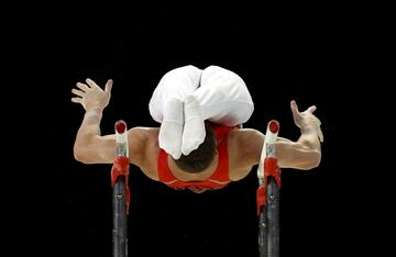 Esta curiosa imagen bien podría pasar por un número circense de contorsionismo. Sin embargo, se trata de un ejercicio sobre las barras paralelas. El protagonista es el galés Jacob Edwards durante su actuación en la final de gimnasia de los Juegos de la Commonwealth, Birmingham, donde dio toda una exhibición de elasticidad. 