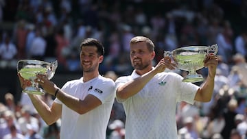 Julian Cash y Lloyd Glasspool celebrando su título en Wimbledon