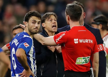 El Comité de Competición de la Federación Española de Fútbol decidió imponer 7 partidos de sanción al técnico del Sevilla, Matías Almeyda, tras su expulsión y el posterior rifirrafe con el árbitro navarro Galech Apezteguia durante el Sevilla-Alavés del 14 de febrero de 2026. Competición valoró los incidentes sobrevenidos a raíz de la roja y añade seis encuentros de castigo.