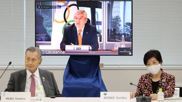 Yoshiro Mori y Yuriko Koike escuchan a Thomas Bach durante la reuni&oacute;n entre el COI y los organizadores de los Juegos Ol&iacute;mpicos de Tokio 2020.
