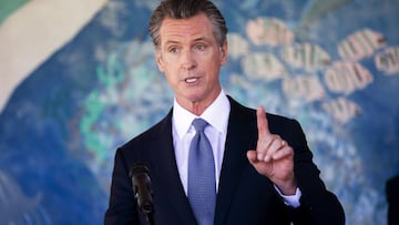 ARCHIVO - En esta foto de archivo del 11 de agosto de 2021, el gobernador de California, Gavin Newsom, habla durante una conferencia de prensa en la escuela primaria Carl B. Munck en Oakland, California. 