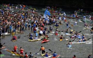 Tras el pregón sobre el puente de Arriondas a cargo de la campeona olímpica de Vela, Angela Pumariega, los últimos acordes del himno de Asturias dieron paso a la apertura de los cepos. La marea de palistas corrió con piragua en mano para inundar el río