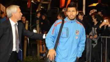 <b>EXPECTACIÓN. </b>Más de un centenar de aficionados aguardaron la llegada del Atlético a San Sebastián y Agüero fue el más aclamado.