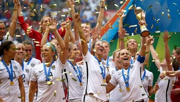 Las siete jugadoras que repiten celebran el título de 2015.