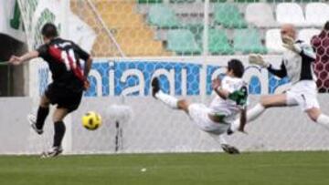 <b>POLÉMICA. </b> Aganzo adelantó al Rayo, rematando un centro de Trejo, pero el Elche igualó el choque por un penalti inexistente y expulsó a Coke, cuando fue Amaya quien forcejeó fuera del área con Perera.