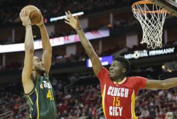 Trey Lyles y Clint Capela.