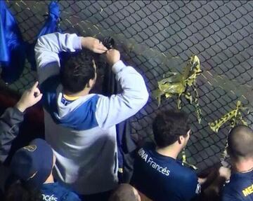 Momento en el que los hinchas de Boca hacen un agujero en la manga por la que debían entrar los jugadores, y lanzan gas pimienta a la ventilación del tunel, cuando el equipo de Gallardo se disponía a salir a la cancha