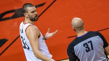 AME7414. TORONTO (CANADÁ), 22/02/2019.- El jugador Marc Gasol (i) de Toronto Raptors discute con el árbitro durante un partido de baloncesto de la NBA entre San Antonio Spurs y Toronto Raptors disputado este viernes en el Air Canada Centre, en Toronto (Canadá). EFE/Warren Toda