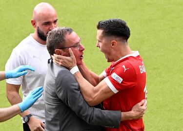 Christoph Baumgartner, jugador suizo, celebra junto con seleccionador, Ralf Rangnick.