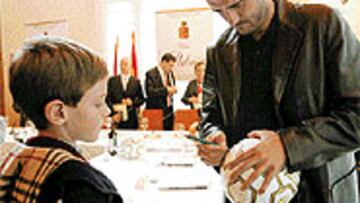 <b>EN UNA CATA DE VINOS.</b> Varios jugadores del Valladolid estuvieron ayer en una cata de vinos de unas conocidas bodegas. Allí estuvo Caminero (en la imagen), acompañado de Bizzarri.