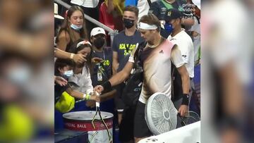 Pas車 por alto y no ha gustado nada lo que hizo Zverev con la raqueta de la agresi車n