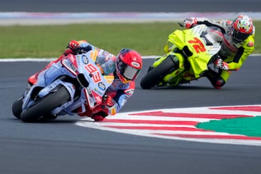 El piloto español Marc Márquez del equipo Gresini Racing de MotoGP conduce su motocicleta seguido por el piloto italiano Marco Bezzecchi del equipo Pertamina Enduro VR46 Racing.