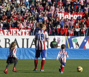 Fernando Torres con sus dos hijos en su regreso al Atlético de Madrid.