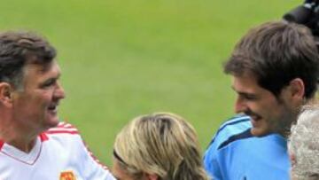El seleccionador de China saluda a Iker Casillas, durante el entrenamiento de la Selección en el Estadio de la Cartuja de Sevilla.