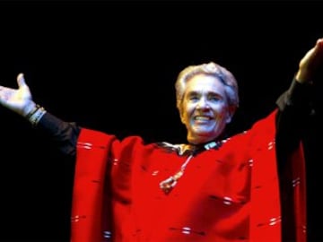 Nació como Isabel Vargas Lisano, pero se hizo famosa como Chavela Vargas’. Dejó Costa Rica a los 17 años y llegó a México, donde incursionó en la música a través de los boleros y la música ranchera. Interpretó con maestría a Agustín Lara, colaboró con José Alfredo Jiménez y se convirtió en unas de las máximas figuras de la música folclórica mexicana a pesar de su origen extranjero. Murió en agosto de 2012. 