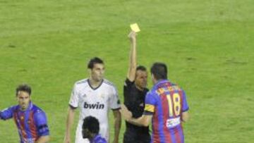 Ballesteros es amonestado en una de las acciones polémicas del Levante-Real Madrid disputado en el Ciudad de Valencia.