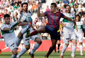 El delantero chileno del FC Barcelona Alexis Sánchez ante la defensa del Elche.