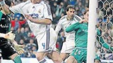 <b>NO LA TOCA. </b>Higuaín dispara raso. Sergio Ramos está en posición de fuera de juego, intenta rematar de tacón pero no toca el balón.