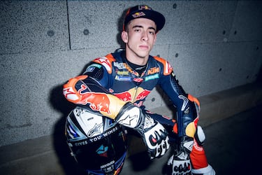 Pedro Acosta posa sobre la KTM RC16.