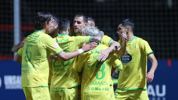 Los jugadores del Deportivo felicitan a Barbero tras su hat-trick a Osasuna Promesas.